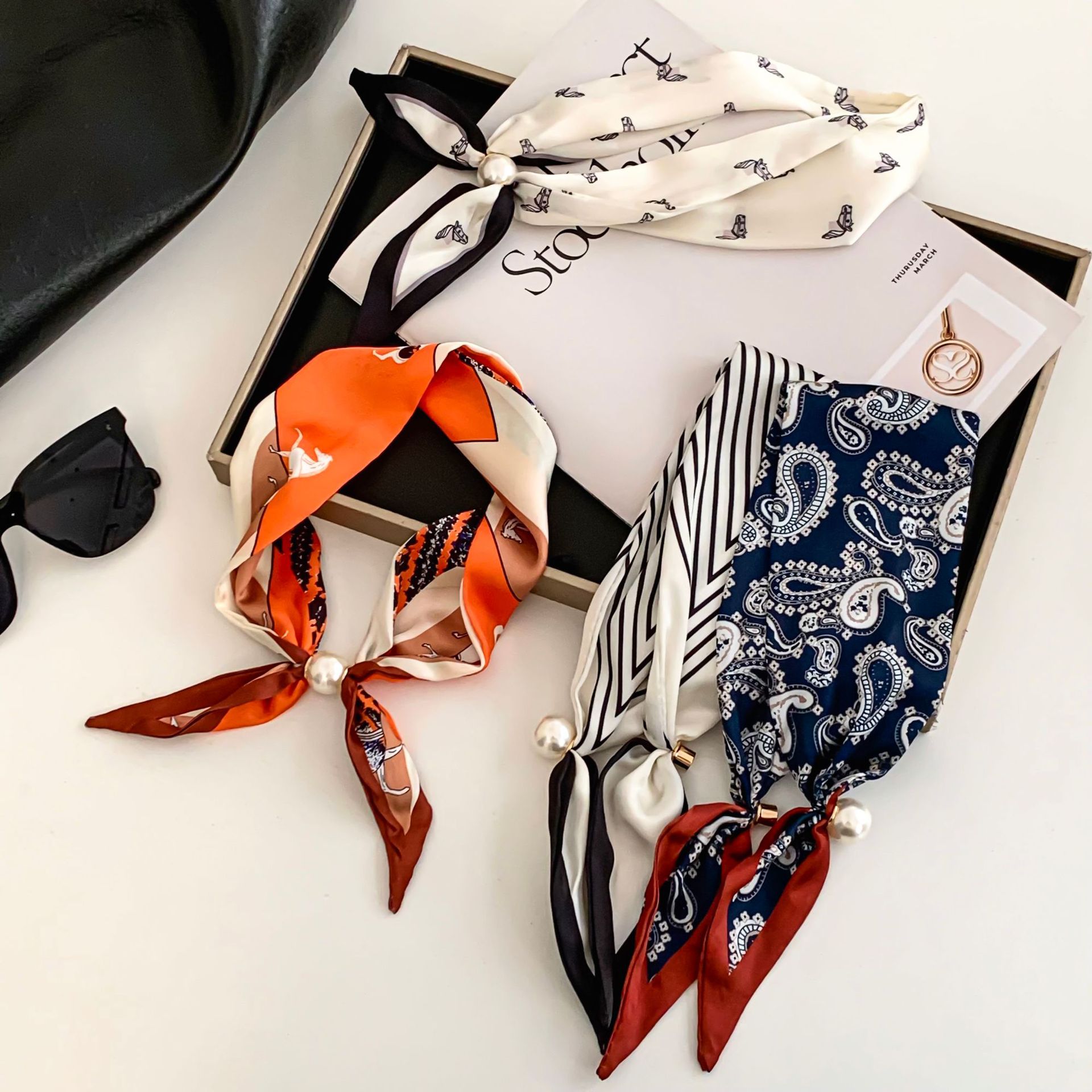 Cashew Flower Silk Scarf Effor - Pearl Trim Chain บทวิจารณ์และราคา