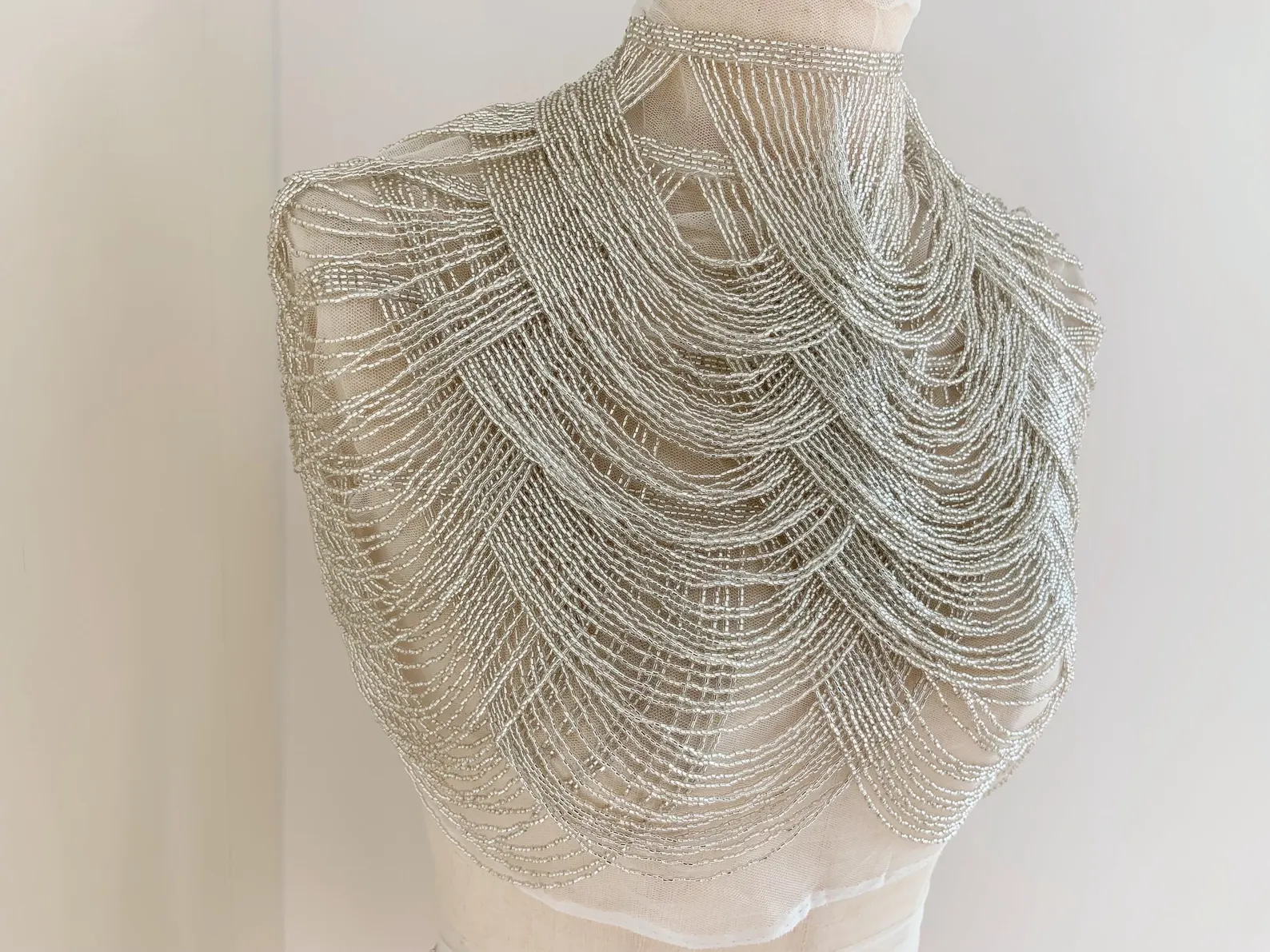 Silver Chains Cape Fabric, Bea - Beaded Trim Fringe บทวิจารณ์และราคา